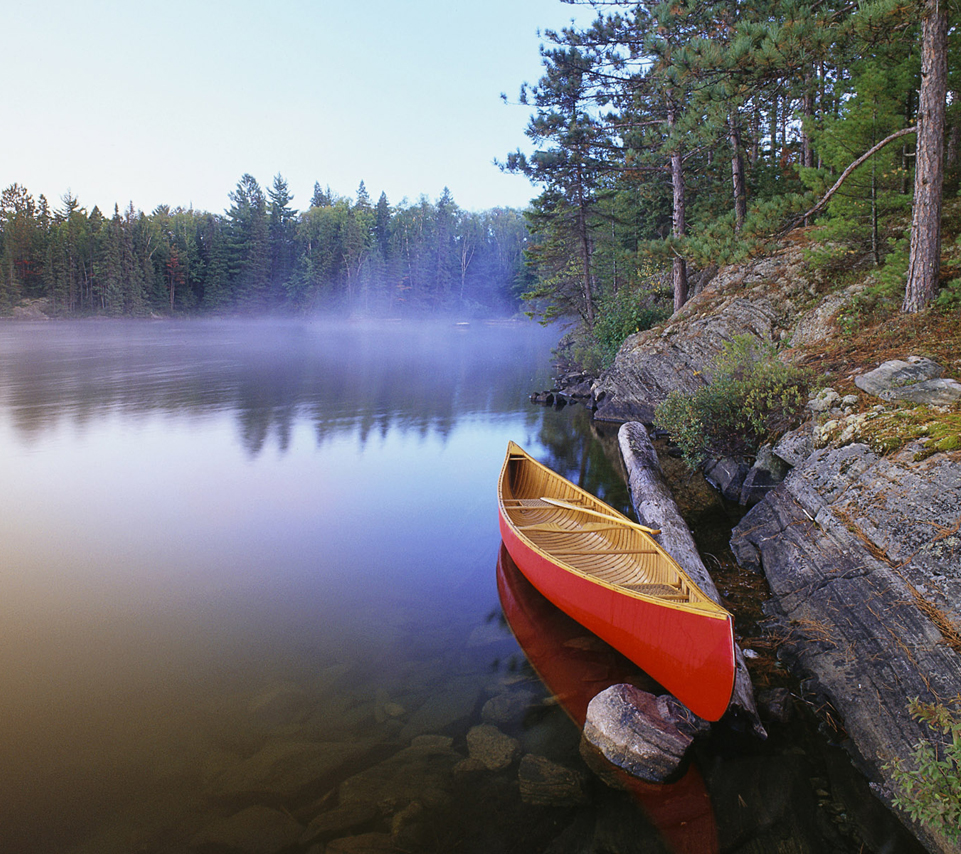 Canoe on Pinetree Lake, Algonquin Provincial Park/Canot sur le lac Pinetree, parc provincial Algonquin, Ontario